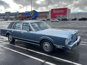  Salvage Lincoln Towncar