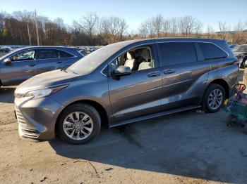  Salvage Toyota Sienna