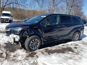  Salvage Toyota Sienna