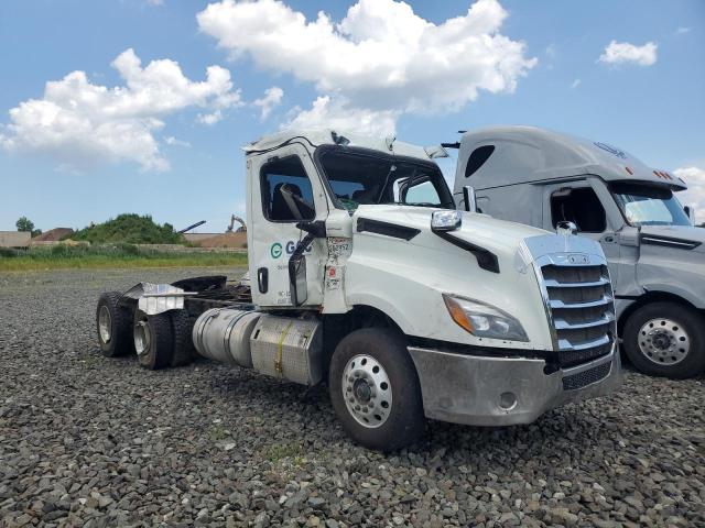  Salvage Freightliner Cascadia 1