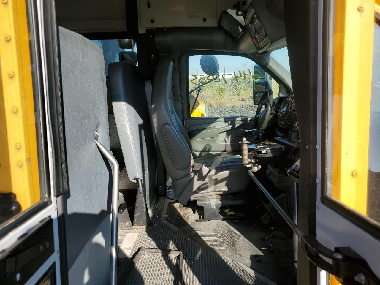 Chevrolet Express Image 4