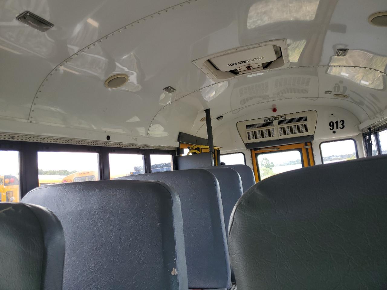 Chevrolet Express Image 9