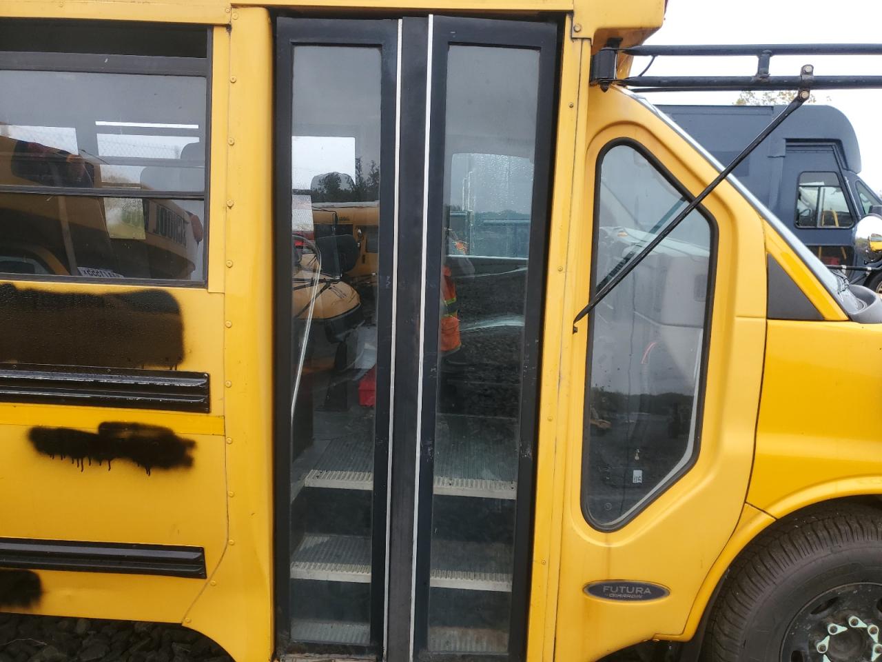 Chevrolet Express Image 7