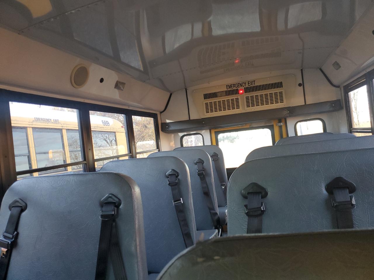 Chevrolet Express Image 9