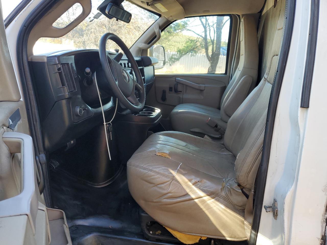 GMC Savana Cutaway G3500 Image 11