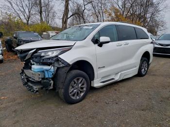  Salvage Toyota Sienna