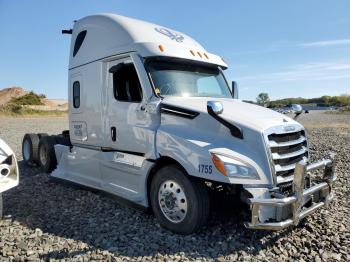  Salvage Freightliner Cascadia 1