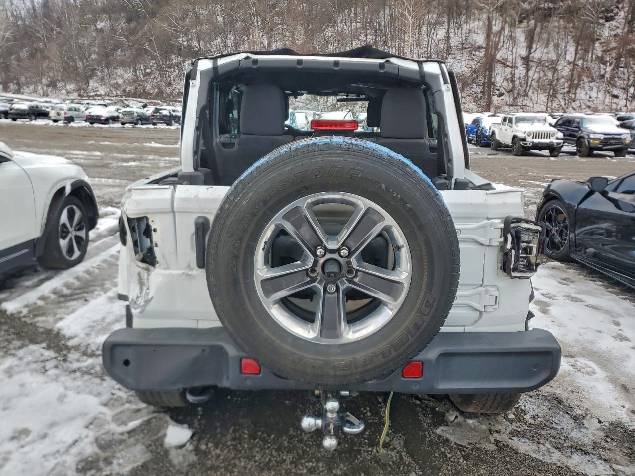 Jeep Wrangler Sahara Image 7