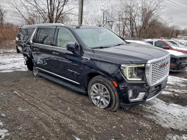 GMC Yukon Denali Image 3