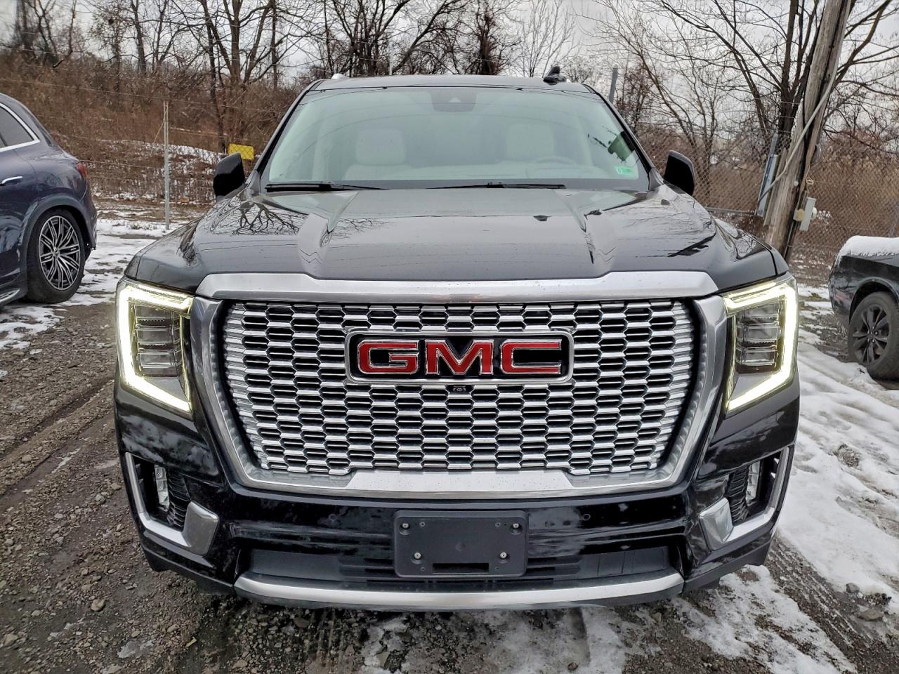 GMC Yukon Denali Image 6