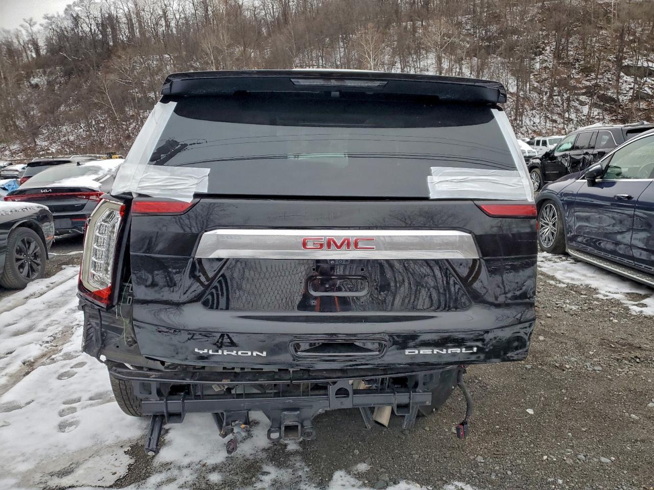 GMC Yukon Denali Image 4