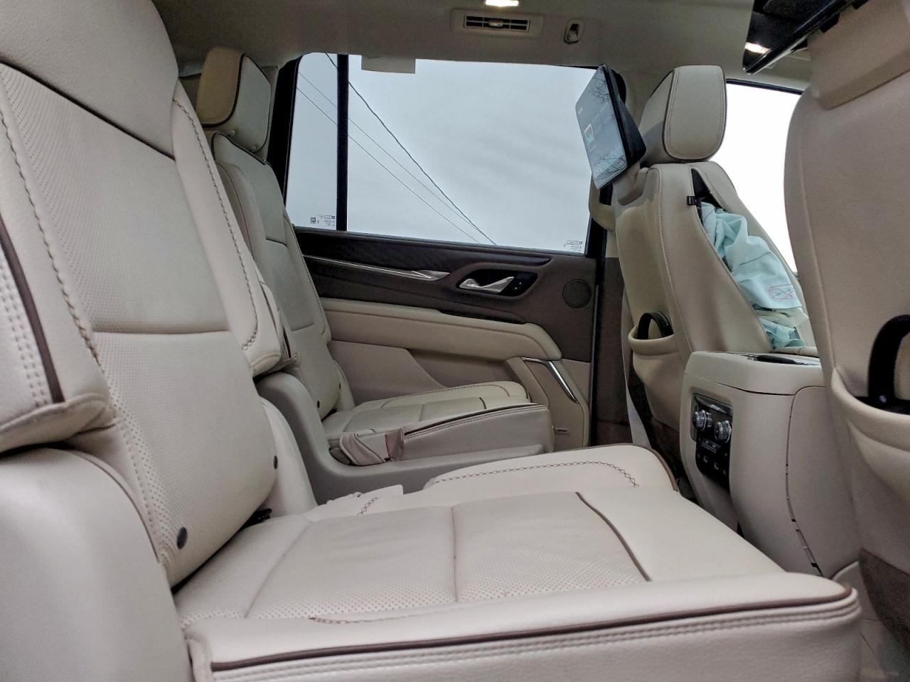 GMC Yukon Denali Image 8