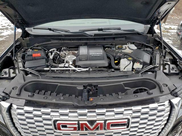 GMC Yukon Denali Image 9