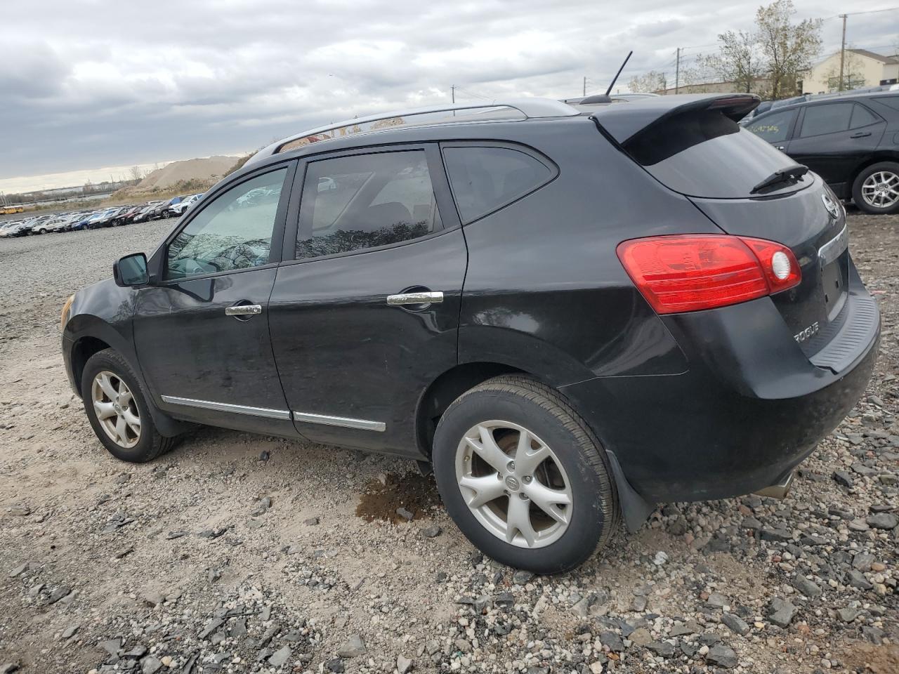 Nissan Rogue S Image 2