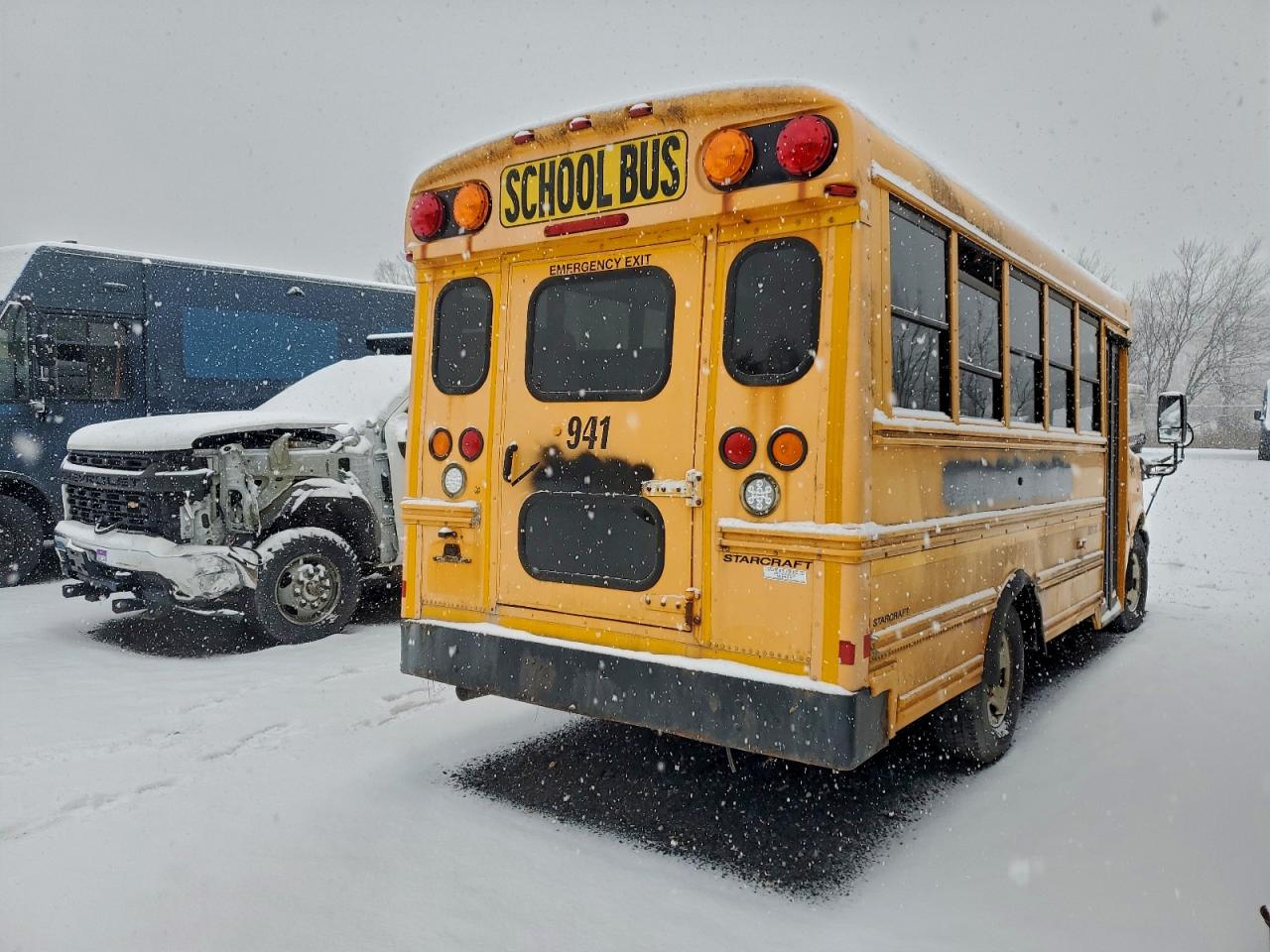 Chevrolet Express Image 2