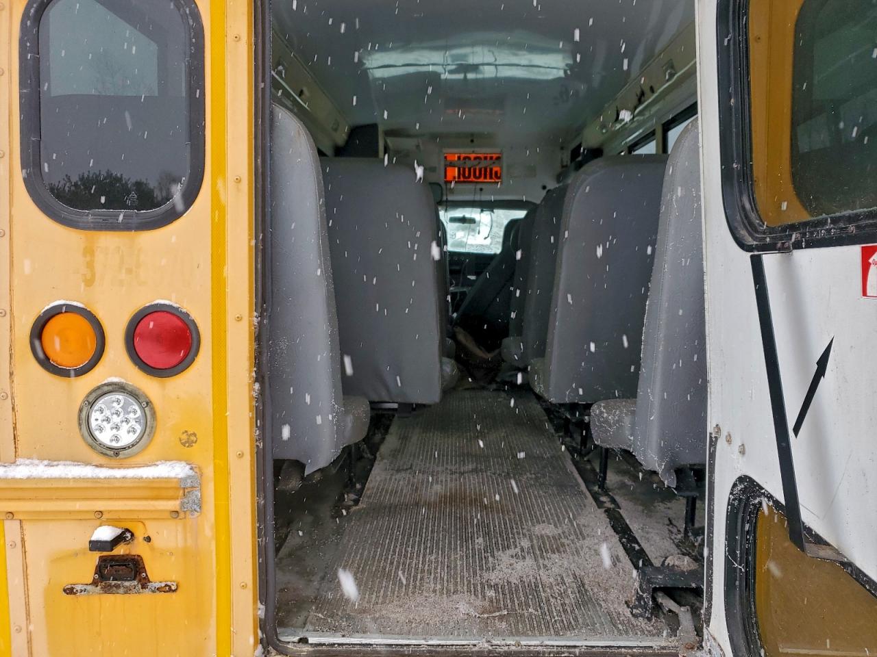 Chevrolet Express Image 3