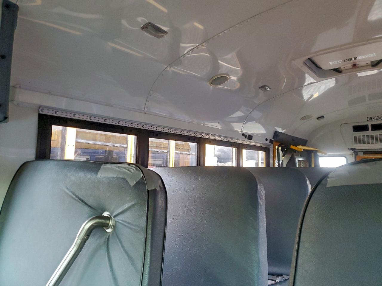 Chevrolet Express Image 7