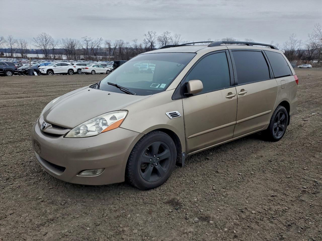 Toyota Sienna Le Image 1