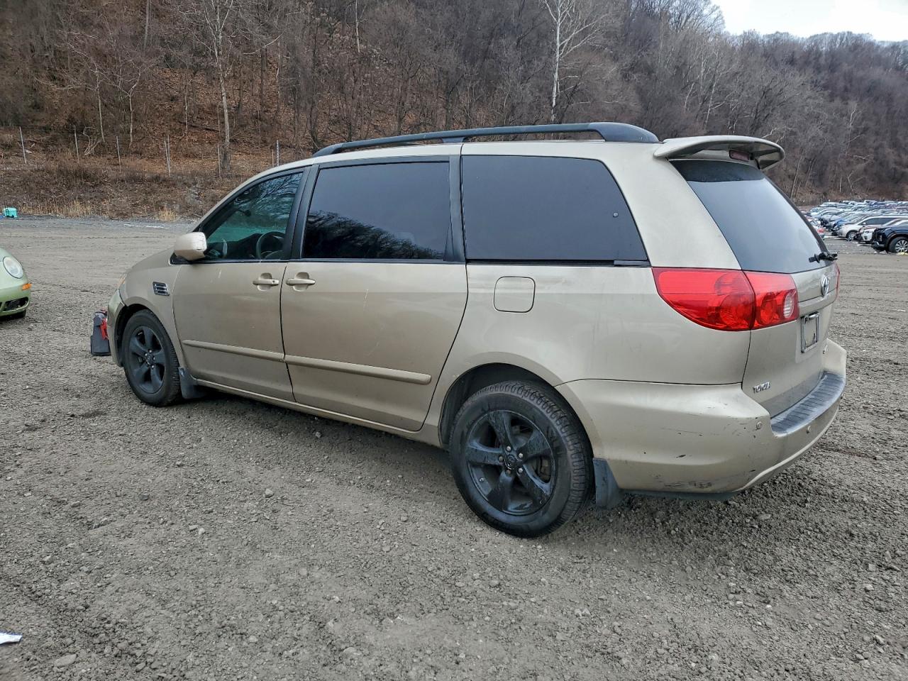 Toyota Sienna Le Image 2
