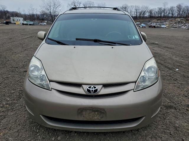 Toyota Sienna Le Image 6