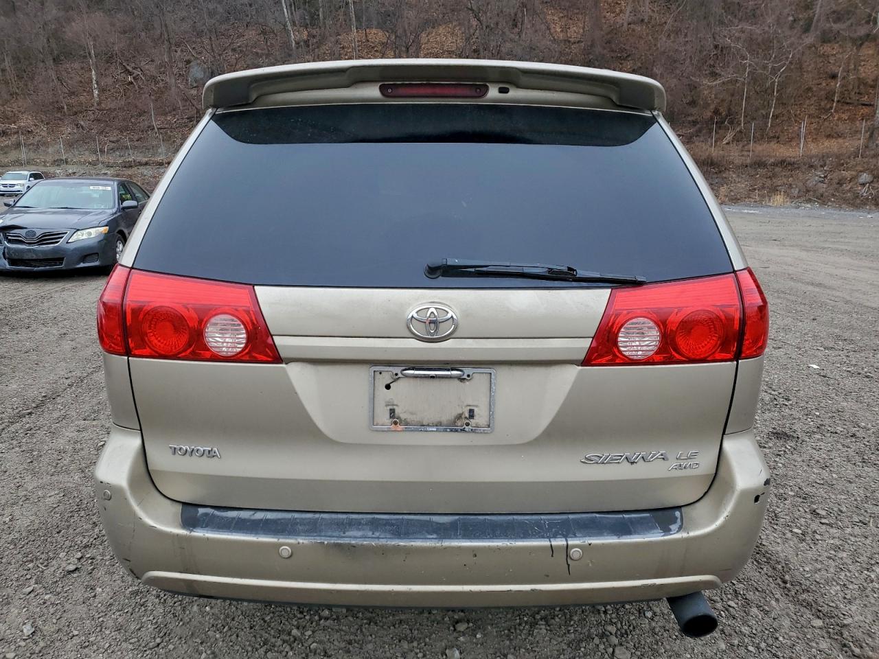 Toyota Sienna Le Image 3