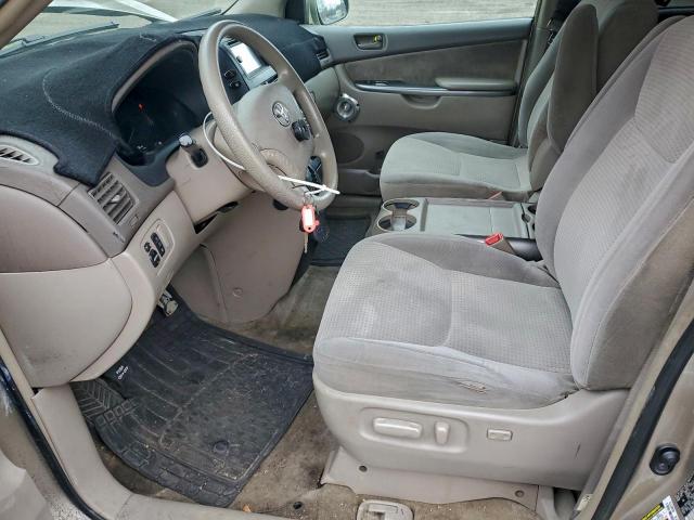 Toyota Sienna Le Image 5
