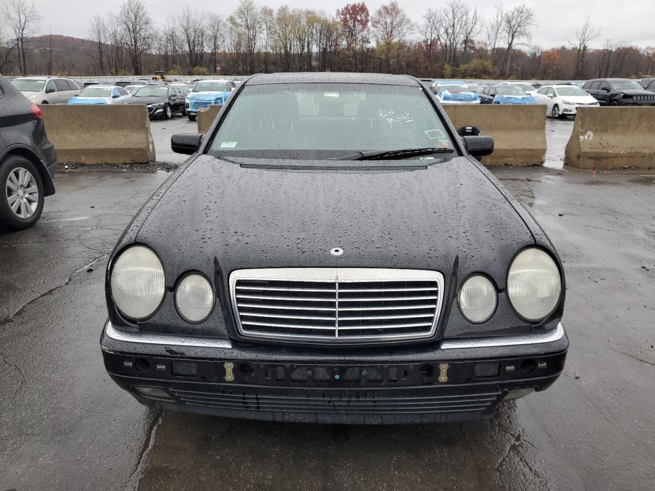 Mercedes-Benz E-Class 320 Image 11