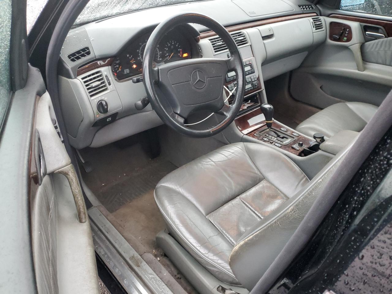 Mercedes-Benz E-Class 320 Image 6