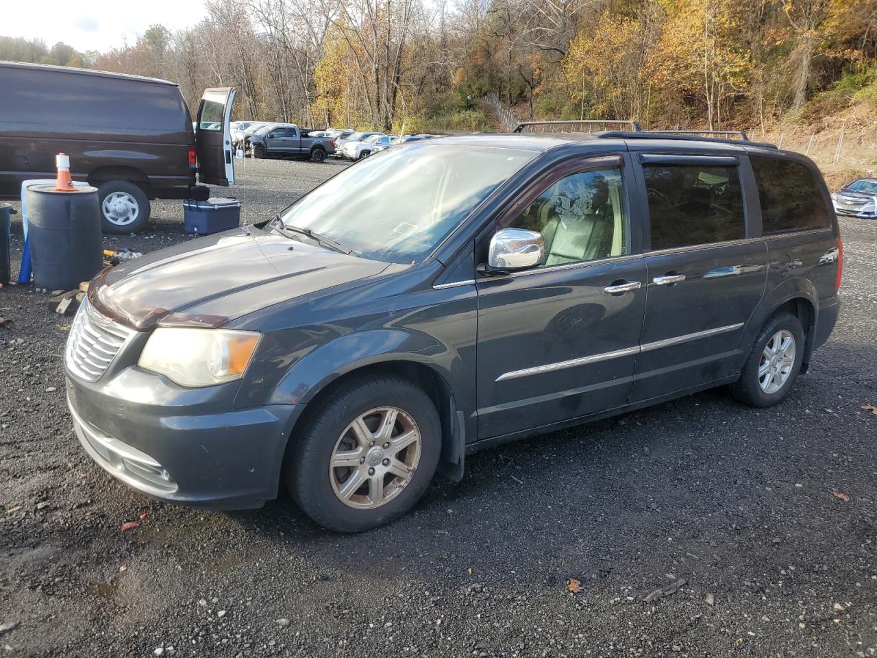 Chrysler Minivan Touring Image 1