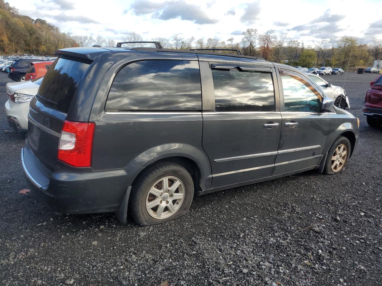 Chrysler Minivan Touring Image 5