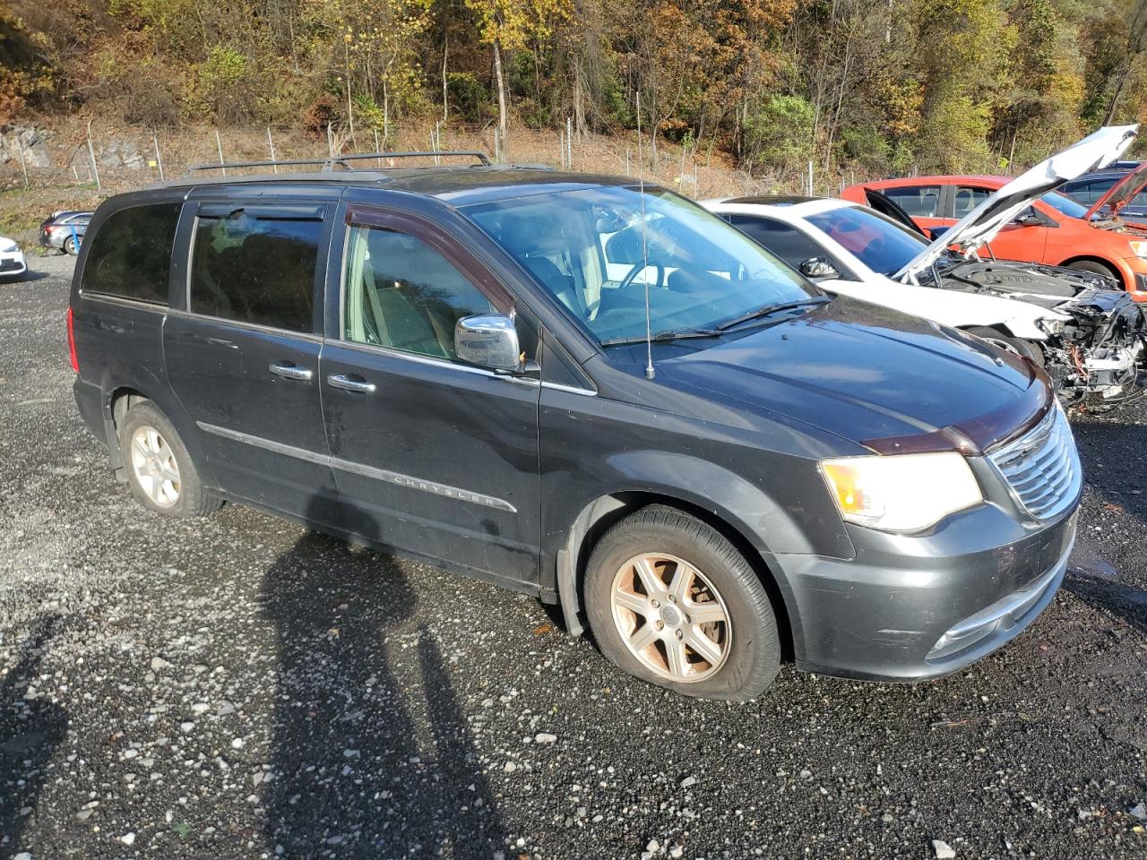 Chrysler Minivan Touring Image 11