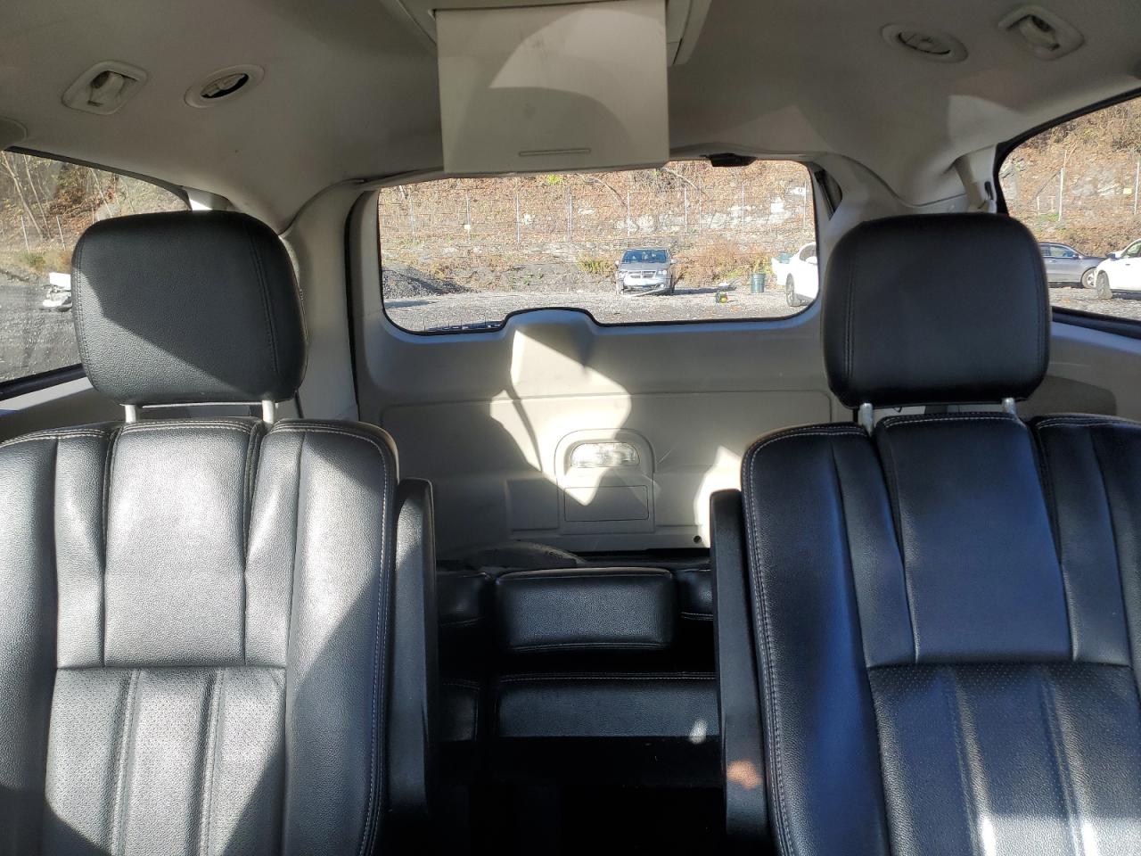 Chrysler Minivan Touring Image 8