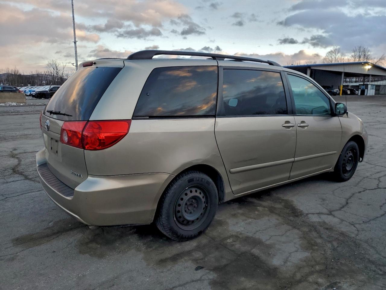 Toyota Sienna Ce Image 2
