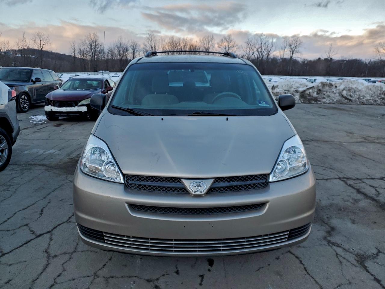 Toyota Sienna Ce Image 3