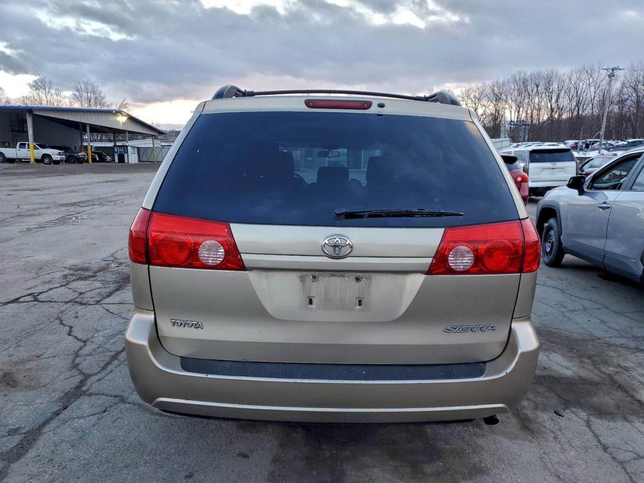 Toyota Sienna Ce Image 4