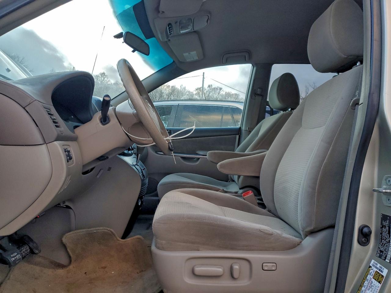 Toyota Sienna Ce Image 8