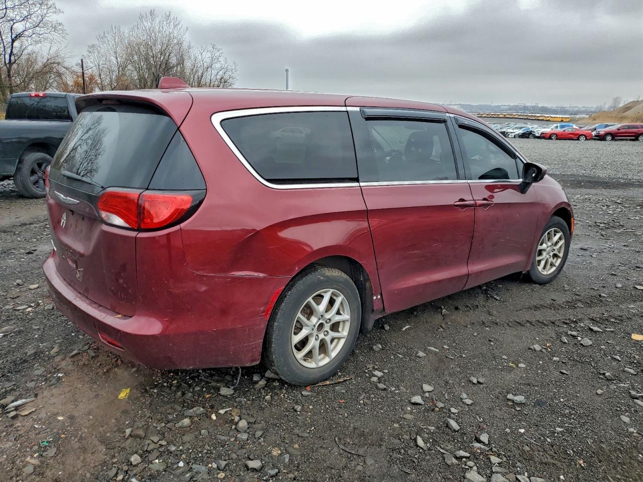 Chrysler Pacifica Touring Image 11