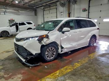  Salvage Toyota Sienna