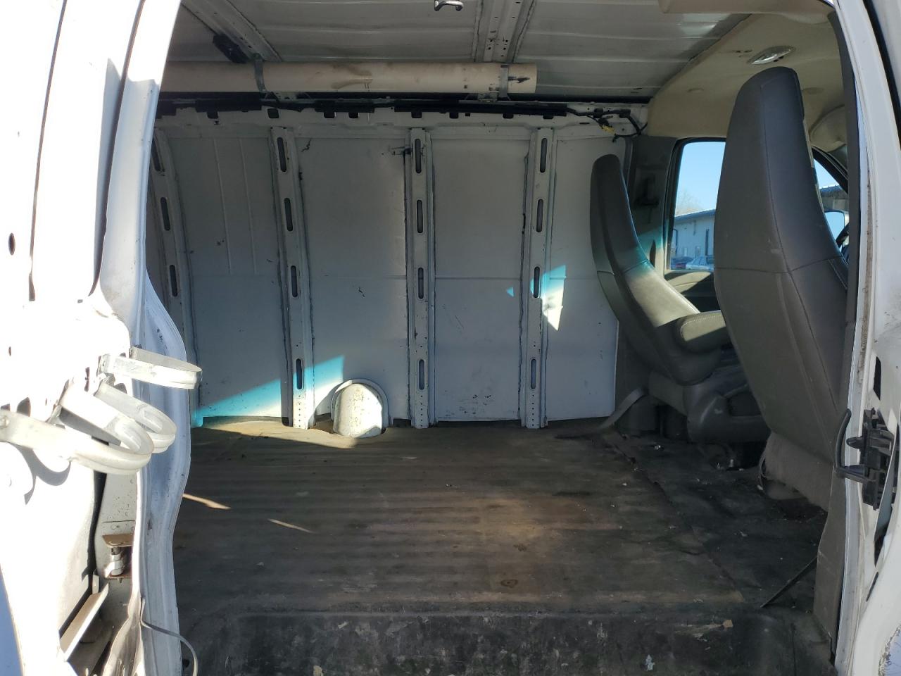 Chevrolet Express Image 10