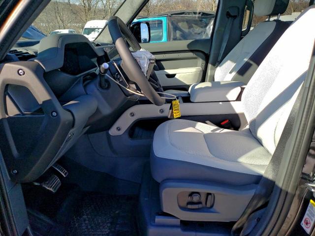 Land Rover Defender 110 Image 10