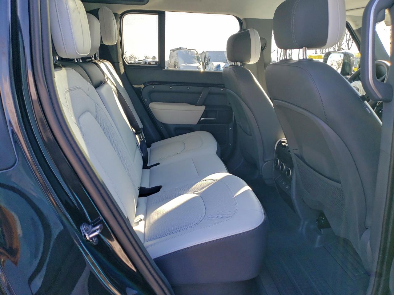 Land Rover Defender 110 Image 11