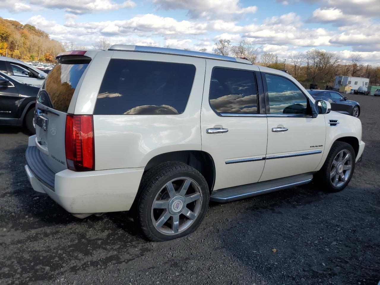 Cadillac Escalade Luxury Image 2