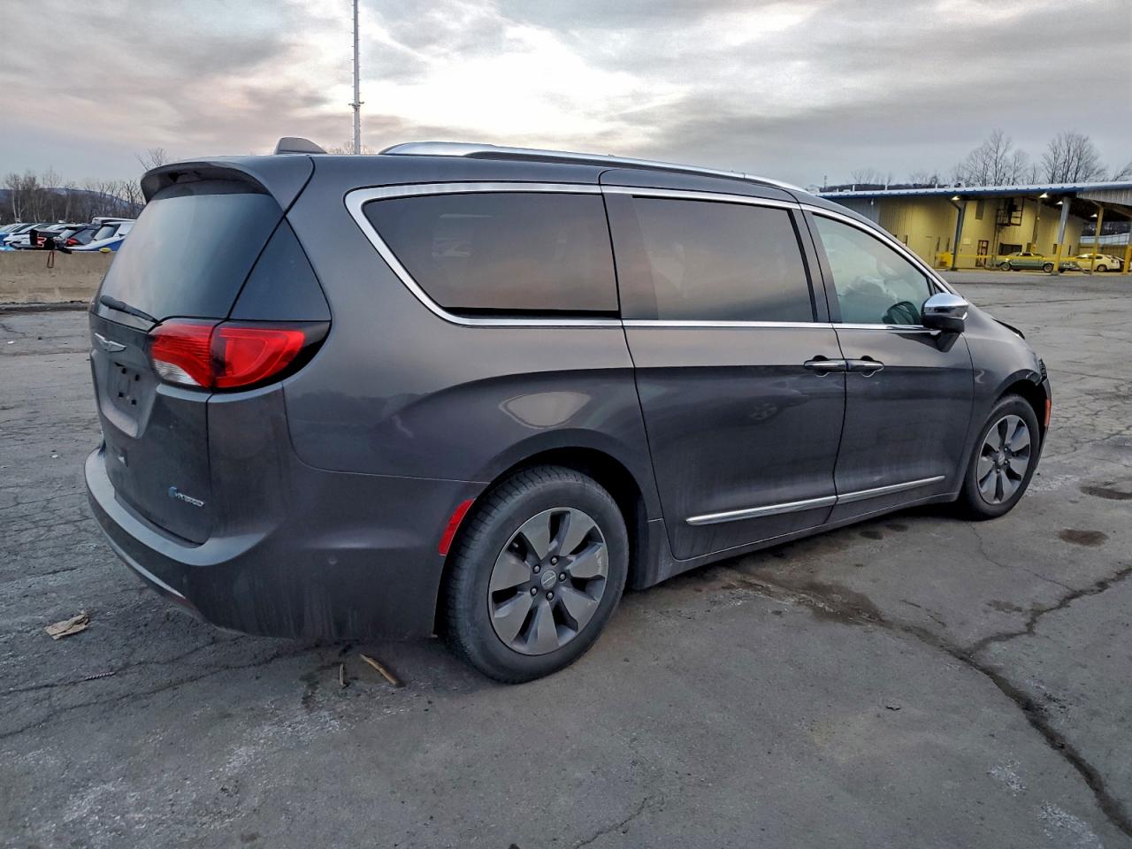 Chrysler Pacifica Hybrid Limited Image 5