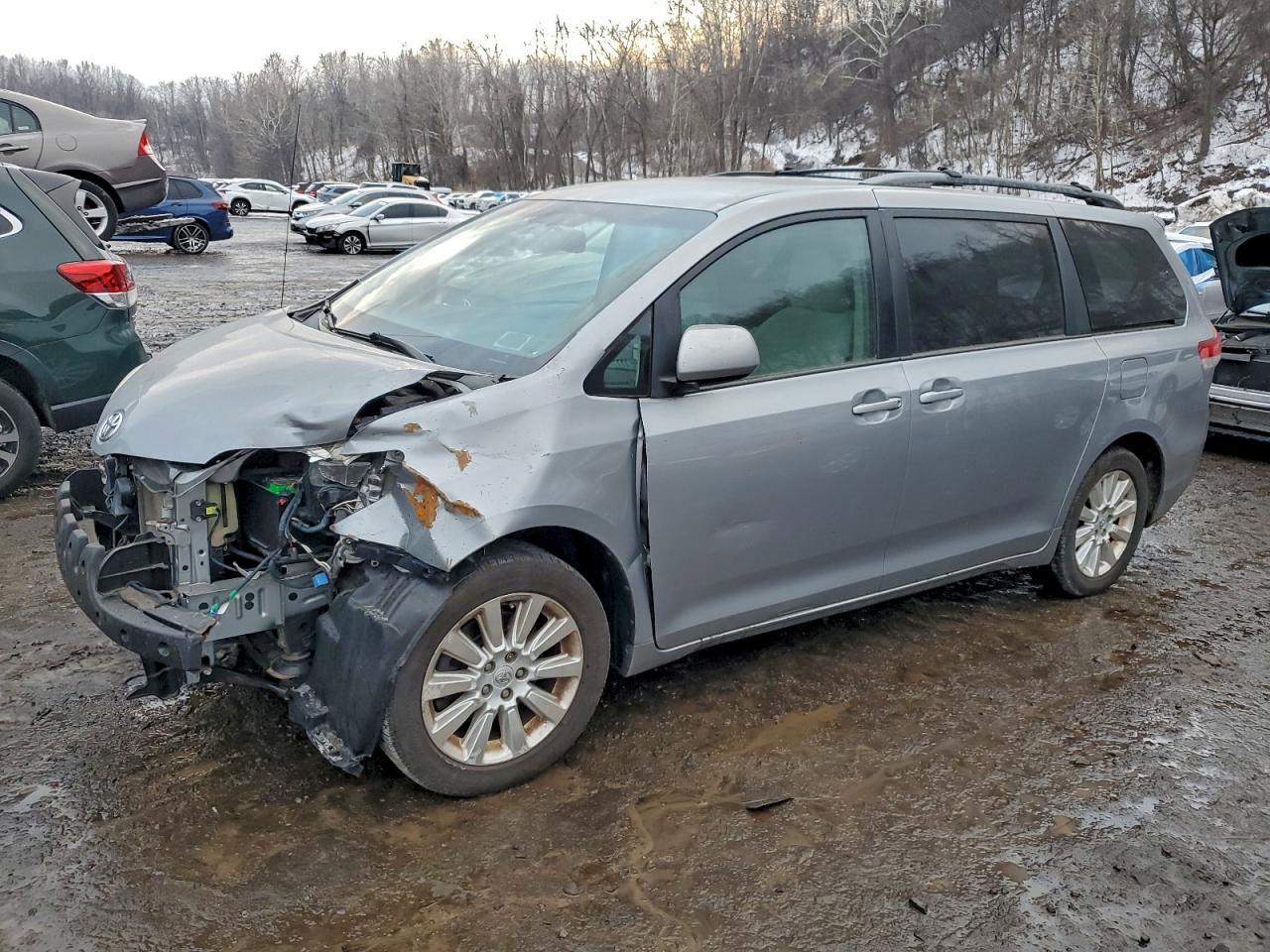 Toyota Sienna Le Image 1