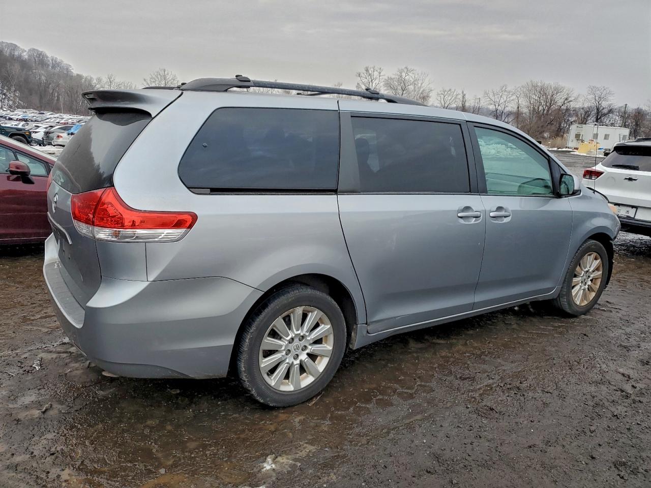 Toyota Sienna Le Image 4