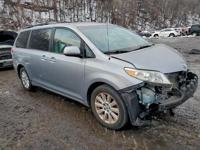 Toyota Sienna Le Image 2