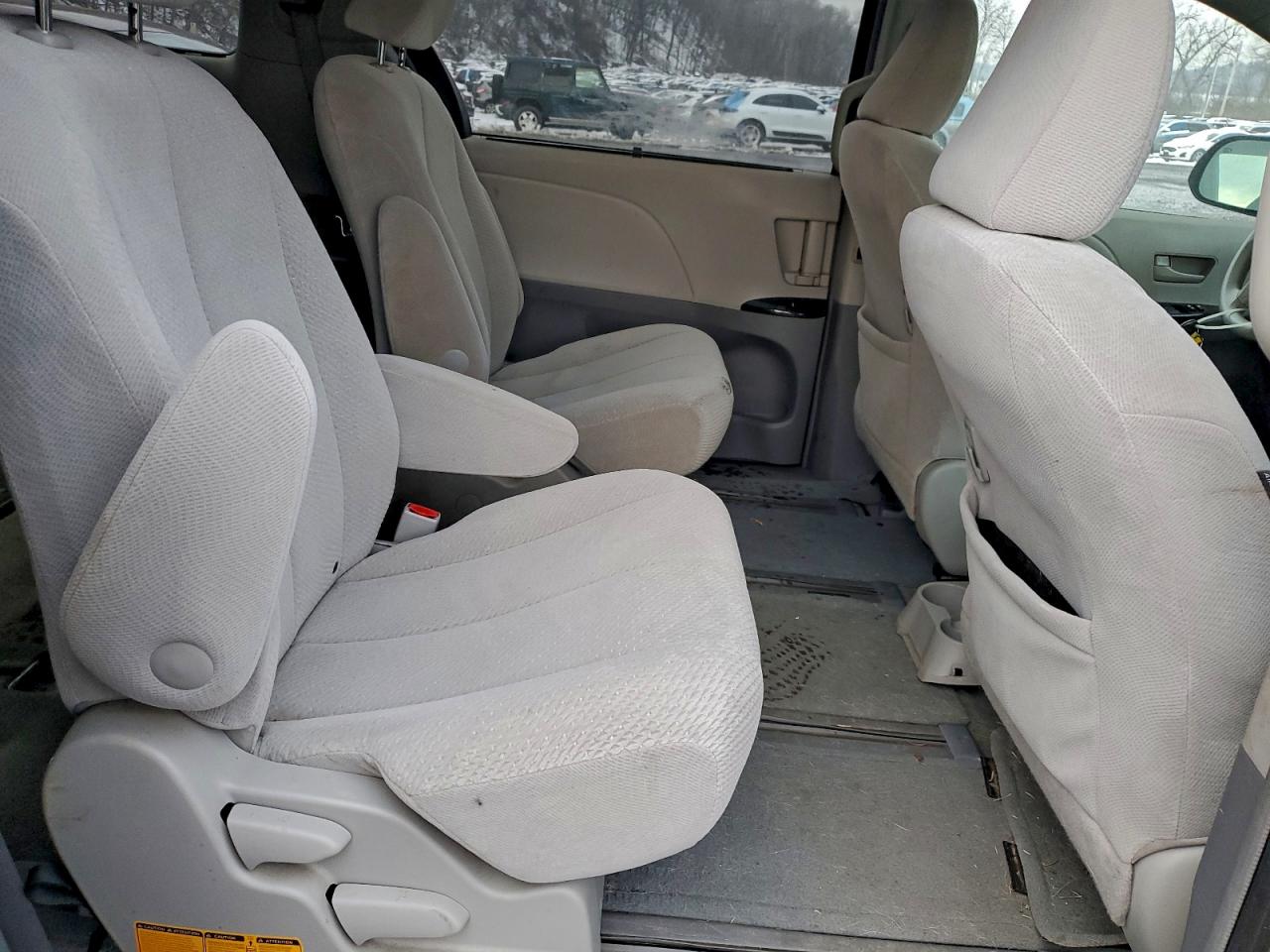 Toyota Sienna Le Image 13