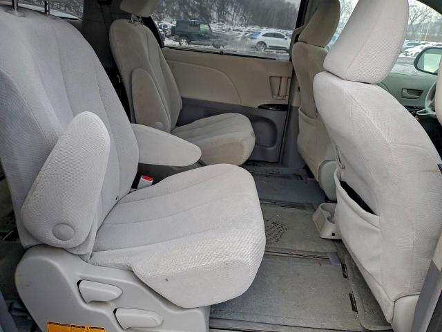 Toyota Sienna Le Image 13