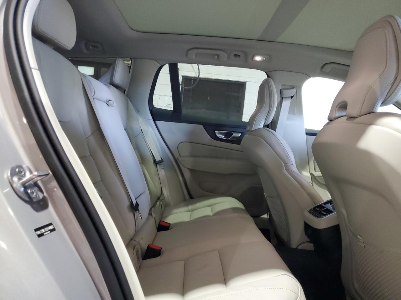 Volvo V60 Ultra Image 10