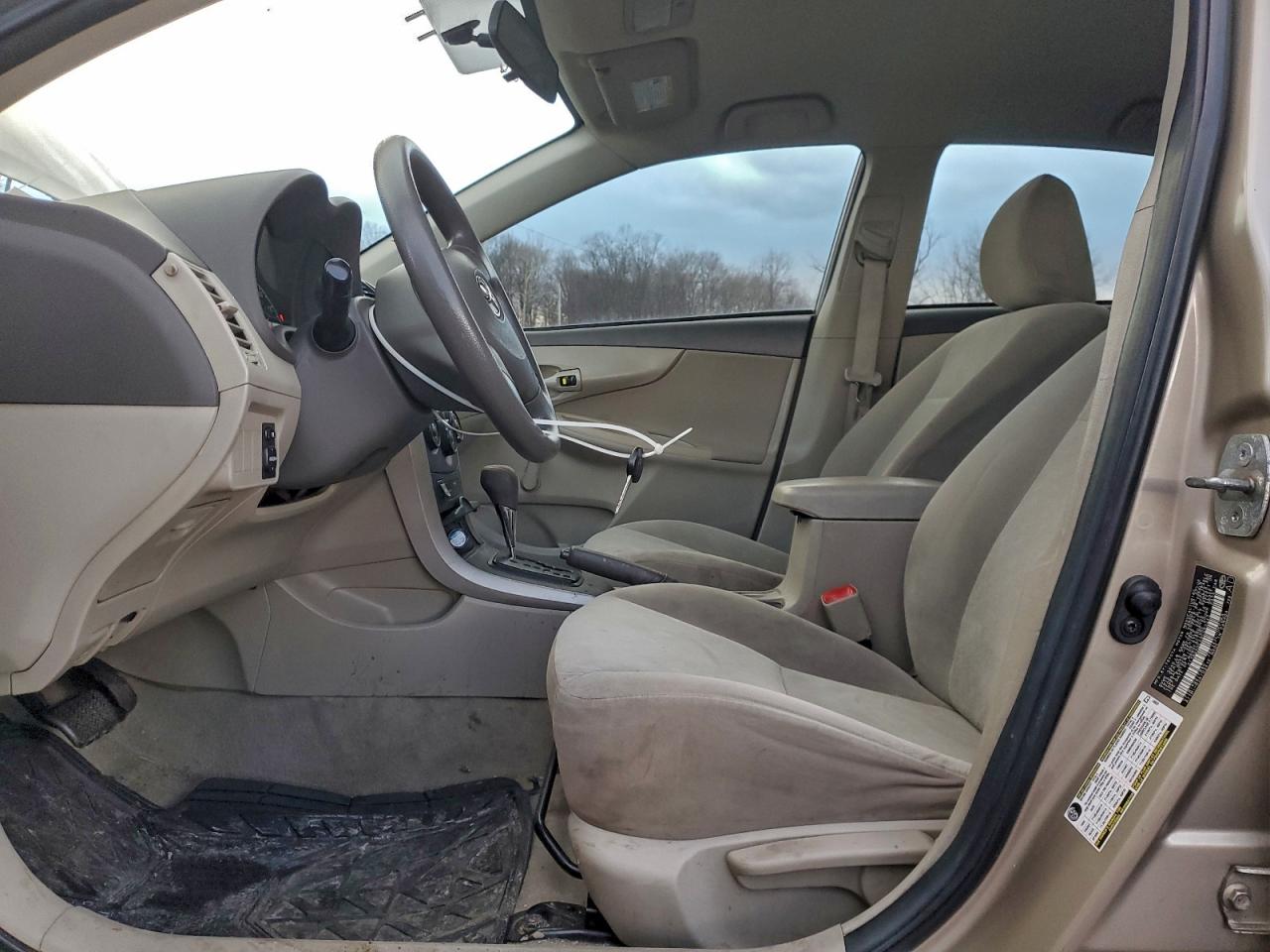 Toyota Corolla Base Image 6